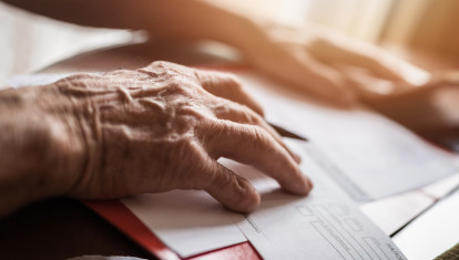 Hombre firmando un documento