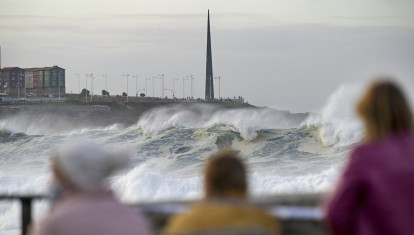 Una cadena humana salva a una mujer arrastrada por el mar en la playa de Riazor, en La Coruña