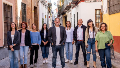 José Ignacio García, lider de Adelante Andalucía, posa por delante de los cabezas de lista de la formación