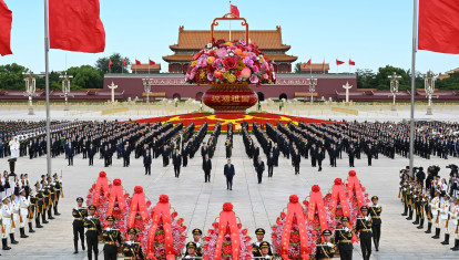 Xi Jinping y la cúpula del Partido Comunista Chino en la Plaza de Tiananmén en Pekín