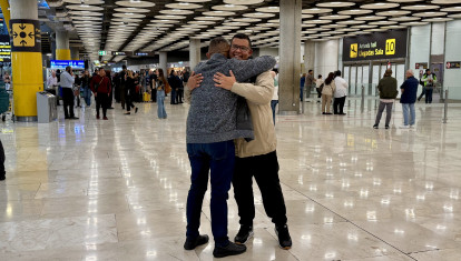 El abrazo de Carlos a Idelmo, en Barajas