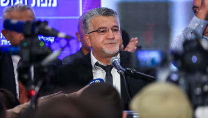 Yousef Jabareen, líder de la Lista Conjunta, la alianza política israelí liderada por árabes, habla en la sede de campaña de la alianza en la ciudad de Nazaret, al norte de Israel