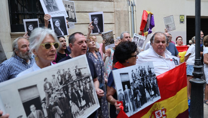 Varias personas se concentran para pedir la dimisión del presidente del Parlament, Gabriel Le Senne, durante un pleno extraordinario en el Parlament en 2024.