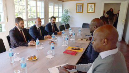 El vicepresidente primero y consejero de Desregulación, Familia y Ayudas Sociales, Carlos Pollán, mantiene una reunión institucional con el embajador de Senegal, Ibrahim Al Khalil Seck