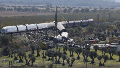Lugar del accidente de dos trenes de alta velocidad, uno de Renfe y otro de Iryo, que han colisionado a primera hora de este miércoles a la altura de la estación de Urda (Toledo), donde hay al menos 64 fallecidos. EFE/ Chema Moya