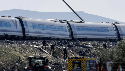 URDA (TOLEDO), 28/10/2026.- Servicios de emergencia y miembros de la Guardia Civil trabajan en el lugar del accidente de dos trenes de alta velocidad, uno de Renfe y otro de Iryo, que han colisionado a primera hora de este miércoles a la altura de la estación de Urda (Toledo), donde hay al menos 64 fallecidos. EFE/ Chema Moya