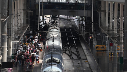 Pasajeros en un andén de la estación de trenes de Puerta de Atocha durante la huelga de 24 horas en el transporte ferroviario, a 29 de junio de 2026