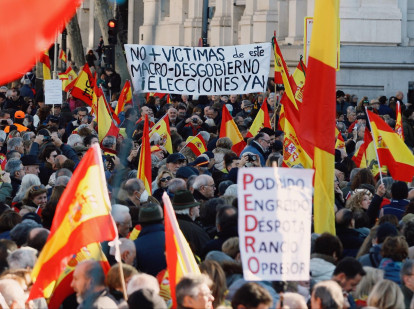Las banderas de España y los mensajes contra el Gobierno y sus socios han abarrotado Cibeles