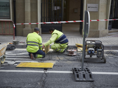 Unos trabajadores, en una obra en el centro de Pamplona.