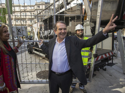 El alcalde de Vigo, Abel Caballero, acompañado de la teniente de alcalde Carmela Silva, dio el pistoletazo de salida a la colocación de las luces de la ciudad de Vigo
