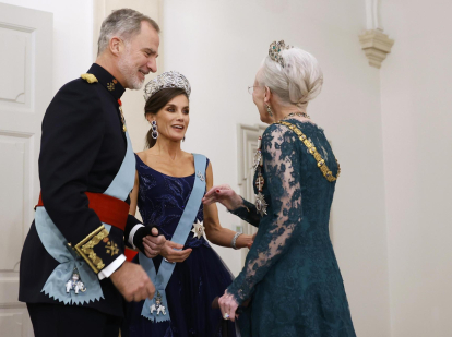 Los Reyes de España, Felipe y Letizia, recibidos por la Reina Margarita II de Dinamarca