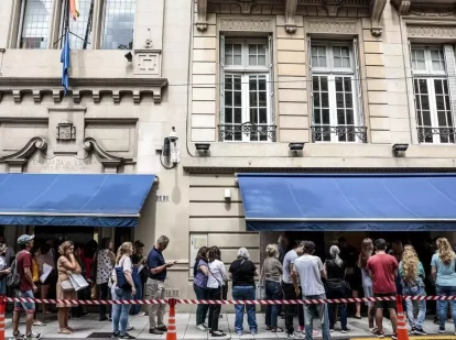 Colas ante el consulado español en Buenos Aires para beneficiarse de la 'ley de nietos'