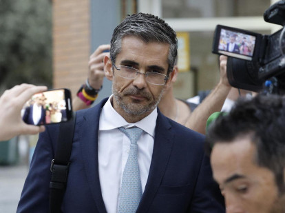 Jaime Campaner, abogado del futbolista del Valencia CF Rafa Mir, rodeado de periodistas este miércoles en Valencia