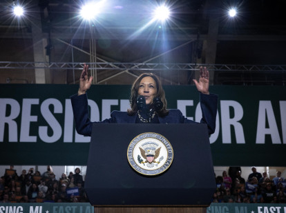 Kamala Harris durante un mitin en Michigan