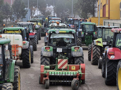 Tractorada en Lopera contra la instalación de plantas solares en terrenos de olivar