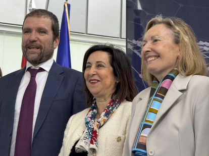 La ministra de Defensa, Margarita Robles, junto a la secretaria de Estado Amparo Valcarce y el presidente de Escribano, Javier Escribano, en Córdoba
