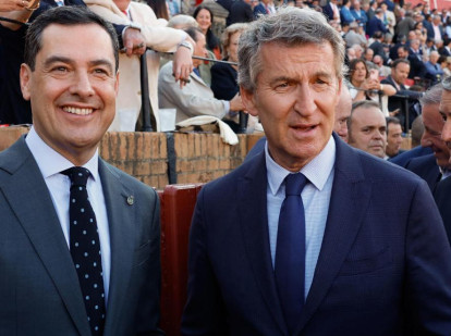 Alberto Núñez Feijóo y Juanma Moreno, en la plaza de la Maestranza, en Sevilla