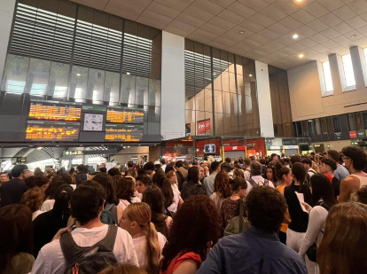 Viajeros aguardan información en la estación sevillana de Santa Justa