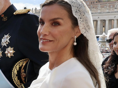 La reina Letizia, a su llegada a la misa del inicio del pontificado del papa León XIV
