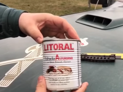 El bote de fabada junto al coche patrulla