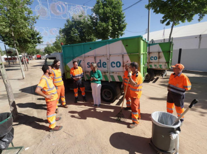 Isabel Albás, con trabajadores de Sadeco, en el recinto de El Arenal