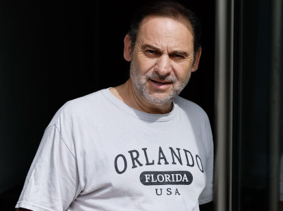 VALENCIA, 10/06/2025.- El exministro José Luis Ábalos realiza declaraciones a los medios de comunicación este martes, tras el registro por agentes de la Unidad Central Operativa (UCO) de la Guardia Civil de su vivienda en València, en el marco de la investigación abierta contra él en el Tribunal Supremo por el denominado caso Koldo.- EFE/ Ana Escobar