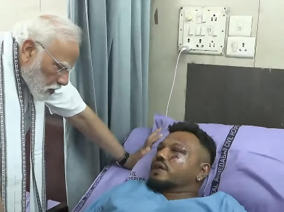El superviviente junto a Modi, primer ministro indio