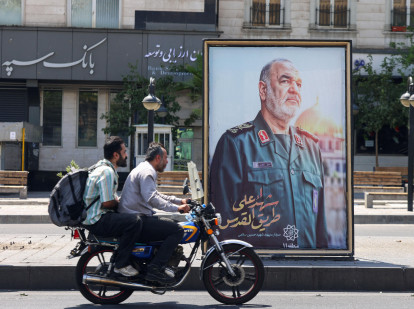 Un cartel del comandante del Cuerpo de la Guardia Revolucionaria Islámica (CGRI) iraní, Hossein Salami, asesinado tras los ataques israelíes contra objetivos en Irán, se exhibe en una plaza de Teherán
