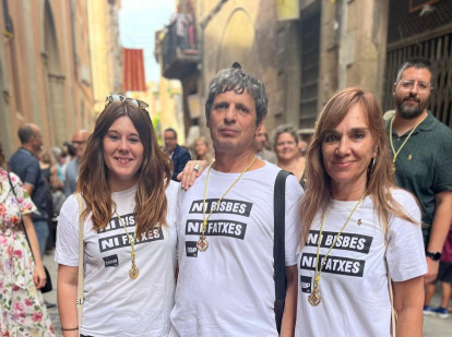 Los tres concejales de la CUP en Vic, con camisetas que rezan 