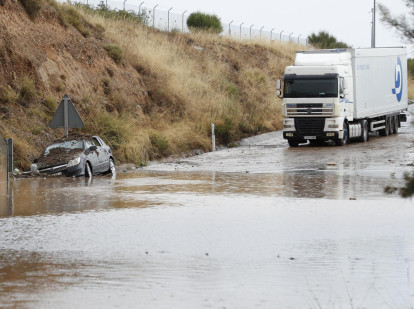 - Vehículos afectados por las inundaciones en una carretera próxima a la localidad zaragozana de Grisén este sábado