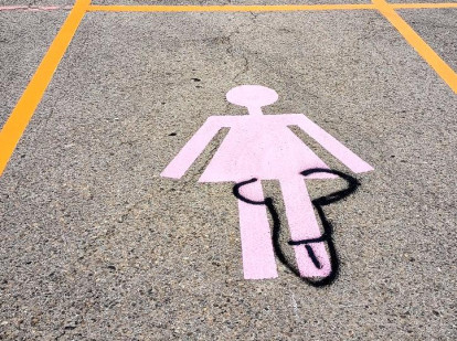Aparcamientos para mujeres en león, con pintadas de penes