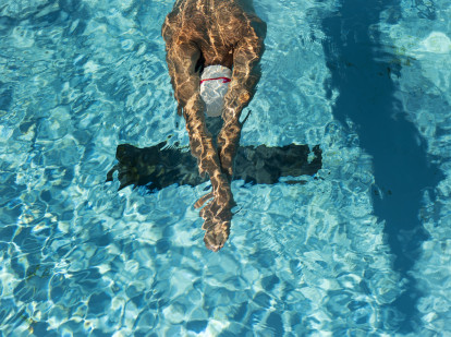 alto angulo de nadador masculino en la piscina de agua