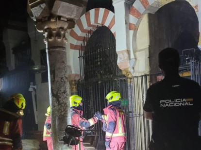 Bomberos de Córdoba tras finalizar las tareas de extinción en el interior de la Mezquita Catedral