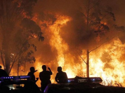 Agentes de la Guardia Civil en uno de los incendios generados en las últimas horas