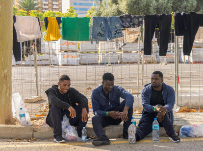 Unos inmigrantes recién llegados a Baleares esperan en la estación Marítima de Palma