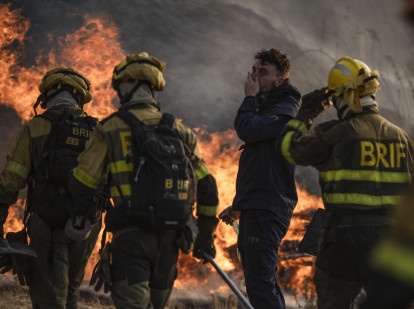 Bomberos durante las labores de extinción del incendio de Monterrei (Ourense)