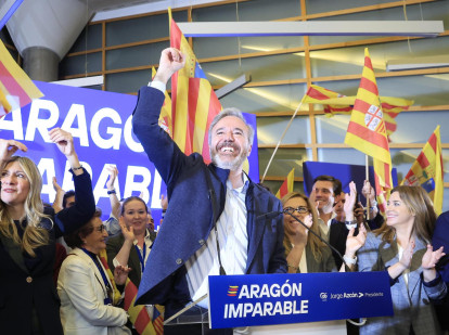 El candidato del PP a la Presidencia de Aragón, Jorge Azcón, durante la rueda de prensa en la sede regional del partido en Zaragoza, en la noche electoral de las elecciones autonómicas de Aragón