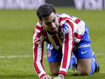 Álex Baena se lamenta de una ocasión fallada en el Atlético de Madrid - Real Betis
