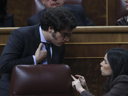 La diputada y portavoz de Vox, Pepa Millán, conversa con su compañero de partido José María Figaredo