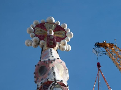 Colocación del brazo superior de la cruz de la torre de Jesucristo, a 20 de febrero de 2026, en Barcelona, Catalunya (España). Este viernes se instala el brazo superior de la cruz de la torre de Jesucristo, la última pieza que completará esta torre central de la Sagrada Familia, un hito que el templo retransmitirá en directo a través de sus redes sociales para compartirlo con la ciudadanía de Barcelona y el público internacional. La cruz alcanzará una altura total de 17 metros y una anchura de 13,5 metros y su inauguración está prevista para el 10 de junio.

Lorena Sopêna / Europa Press
20 FEBRERO 2026;SAGRADA FAMILIA
20/2/2026