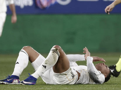 Kylian Mbappé se duele en el suelo durante el partido ante Osasuna