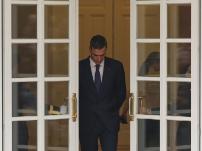 Pedro Sánchez saliendo a recibir en la Moncloa al gran duque de Luxemburgo