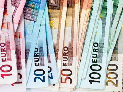 Billetes de euro en una fila