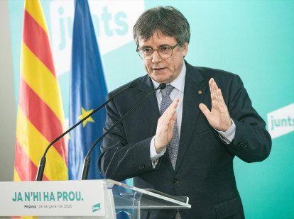 (Foto de ARCHIVO)
El presidente de Junts per Catalunya, Carles Puigdemont (C), ofrece declaraciones a los medios, a 24 de enero de 2026, en Perpiñán (Francia). Puigdemont ha convocado una cumbre extraordinaria con toda la cúpula del partido, diputados y algunos de sus alcaldes con motivo de los recientes incidentes en la red ferroviaria y las carreteras catalanas causados por el accidente de un tren de Rodalies en el municipio barcelonés de Gelida del pasado martes.

Glòria Sánchez / Europa Press
24/1/2026