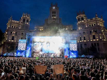 Cerca de 80.000 personas han cantado, saltado y bailado en la Plaza de Cibeles