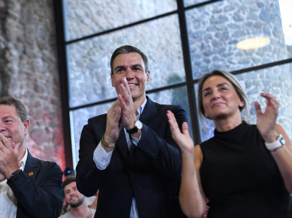 El presidente del Gobierno, Pedro Sánchez, junto a la ministra de Educación, Milagros Tolón