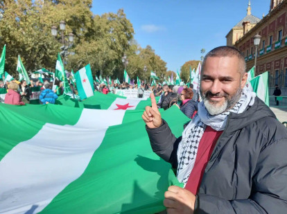 Dris Mohamed Amar, candidato del Partido Andalusí, en una manifestación ante la sede de la Presidencia de la Junta