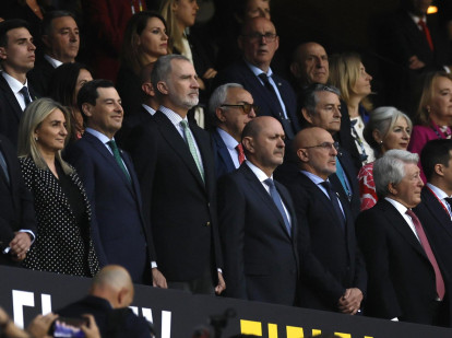 Felipe VI (c) en el palco antes de comenzar la final de la Copa del Rey junto a Juanma Moreno y Milagros Tolón