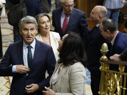 Alberto Núñez Feijóo abandona el hemiciclo acompañado de varios diputados del PP