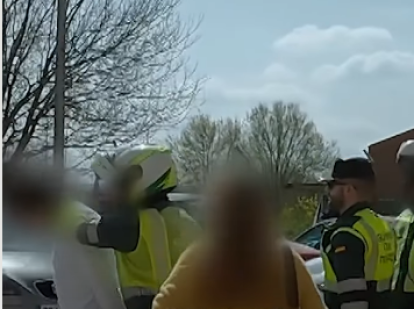 Los agentes llevan al conductor ya esposado